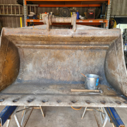 Excavator bucket cutting edge replacement